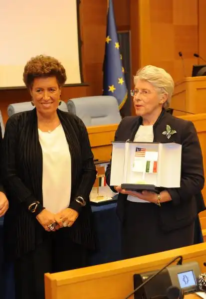 Carla Fendi premiata da MariaPia Garavaglia 