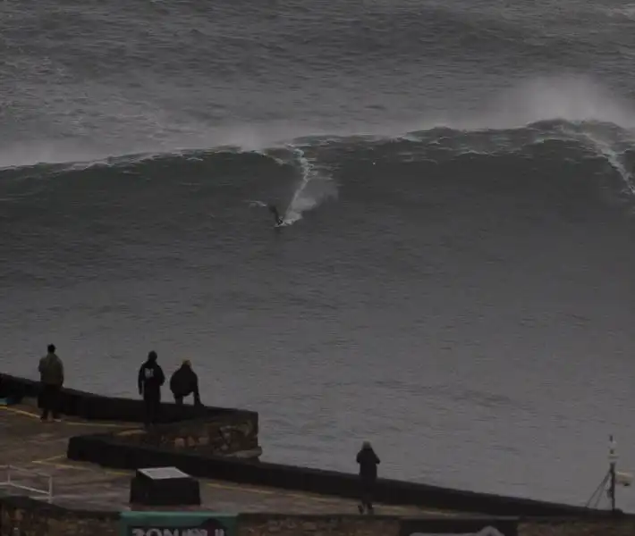 Carlos Burle Surfista nella tempesta 