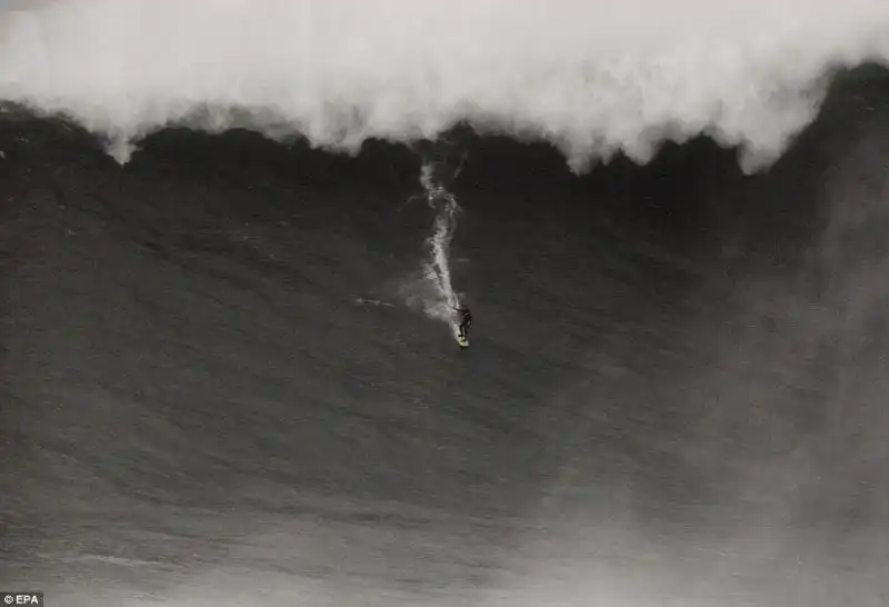 Carlos Burle Surfista nella tempesta 