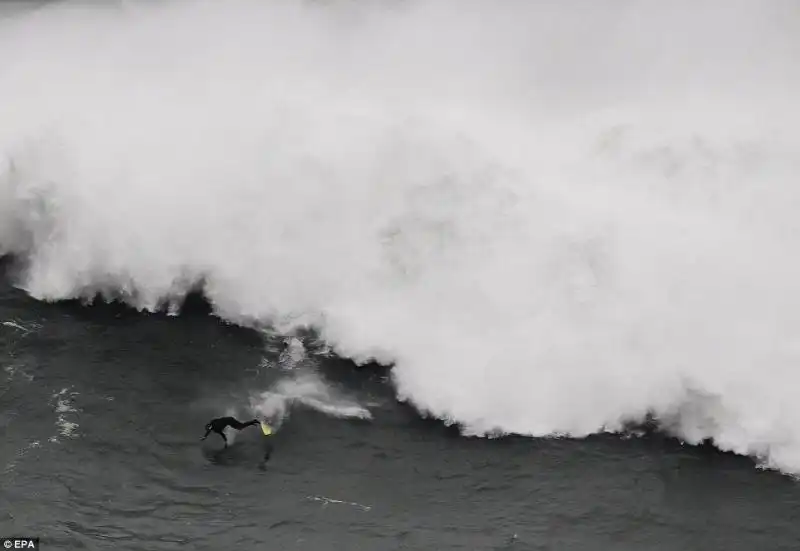 Carlos Burle Surfista nella tempesta 