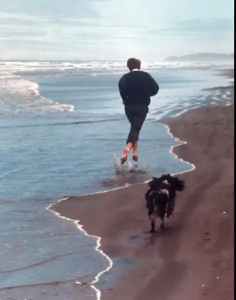 eppridge bob kennedy e il suo cane corrono in spiaggia 