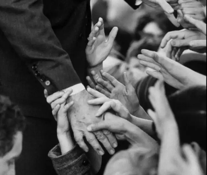 eppridge Il senatore Robert F Kennedy stringe la mano a ammiratori durante la campagna elettorale 