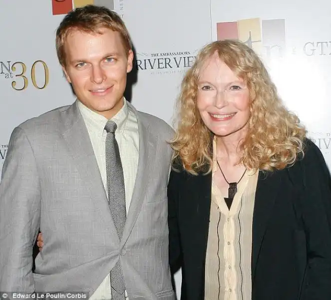 MIA FARROW E RONAN article C x 