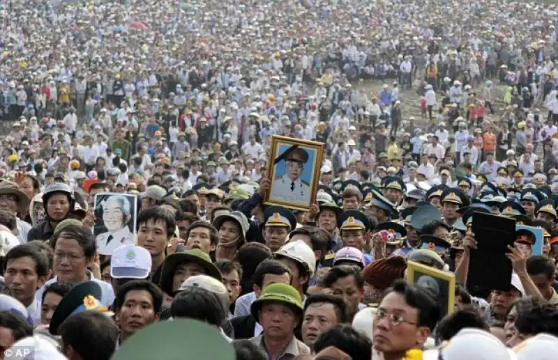 IL FUNERALE DEL GENERAL GIAP