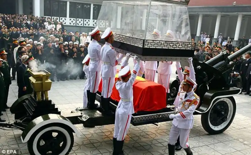 IL FUNERALE DEL GENERAL GIAP