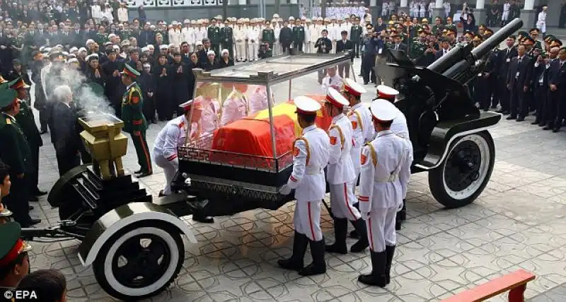 IL FUNERALE DEL GENERAL GIAP