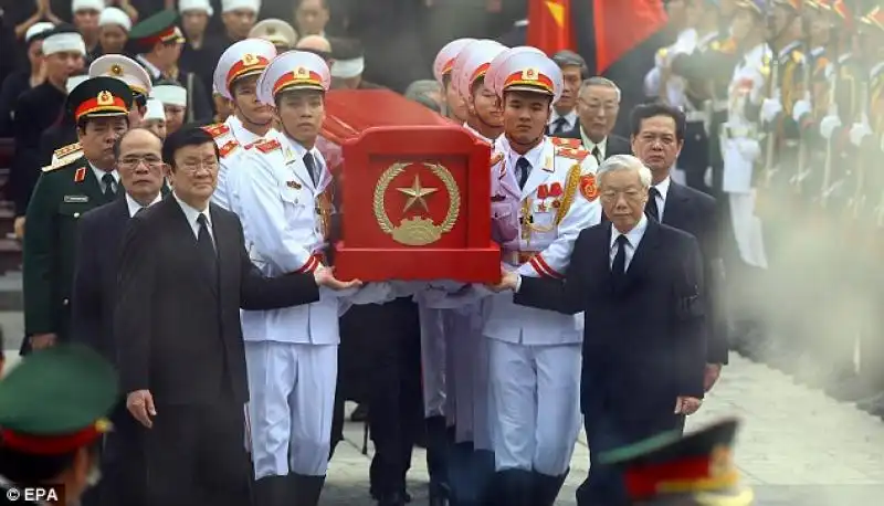 IL FUNERALE DEL GENERAL GIAP