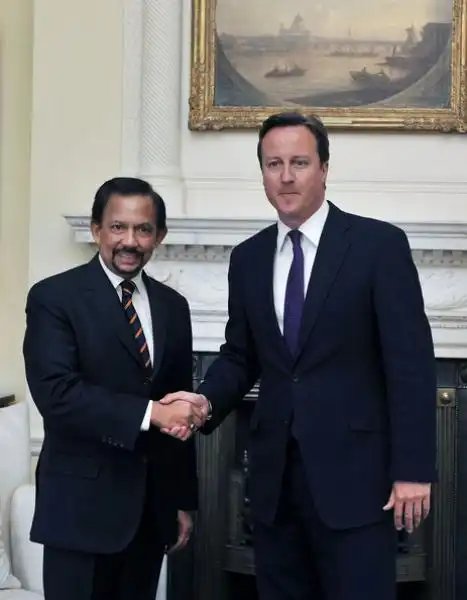 Hassanal Bolkiah con David Cameron 