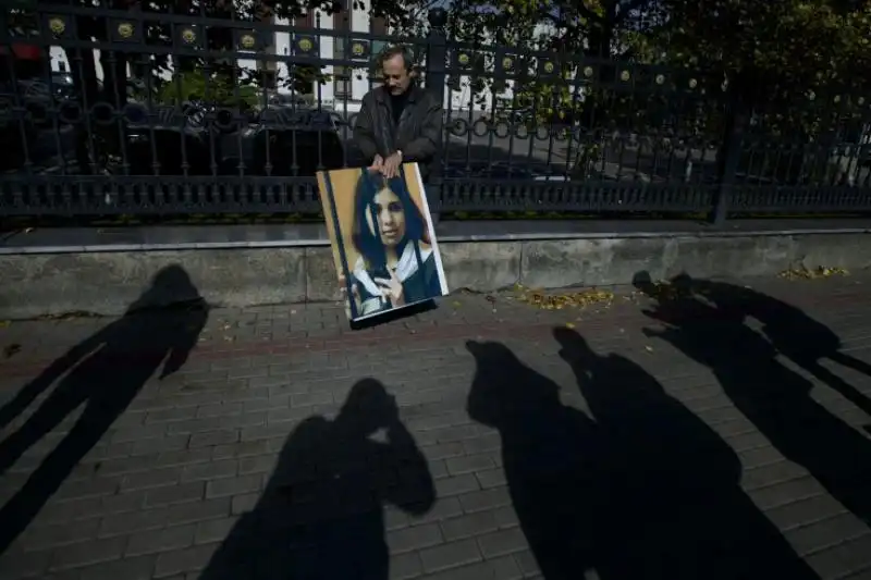 IMMAGINI DELLA SETTIMANA DAL AL SETTEMBRE DAL TIME IL GIORNALISTA RUSSO ALEXANDER PODRABINEK ESPONE LA FOTO DI NADEZHDA TOLOKONNIKOVA DELLE PUSSY RIOT 