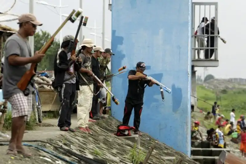 IMMAGINI DELLA SETTIMANA DAL AL SETTEMBRE DAL TIME TIRO AL BERSAGLIO CONTRO I PESCI A MANILA NELLE FILIPPINE 