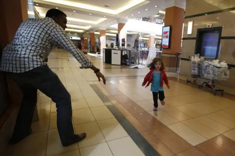 IMMAGINI DELLA SETTIMANA DAL AL SETTEMBRE DAL TIME UNA BIMBA FUGGE DAL CENTRO COMMERCIALE DI NAIROBI 