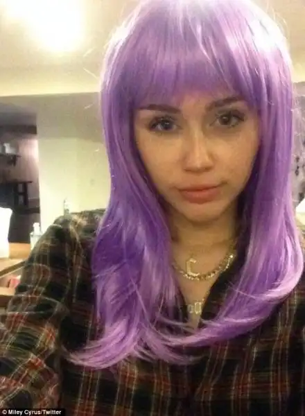 MILEY CYRUS CAPELLI VIOLA 