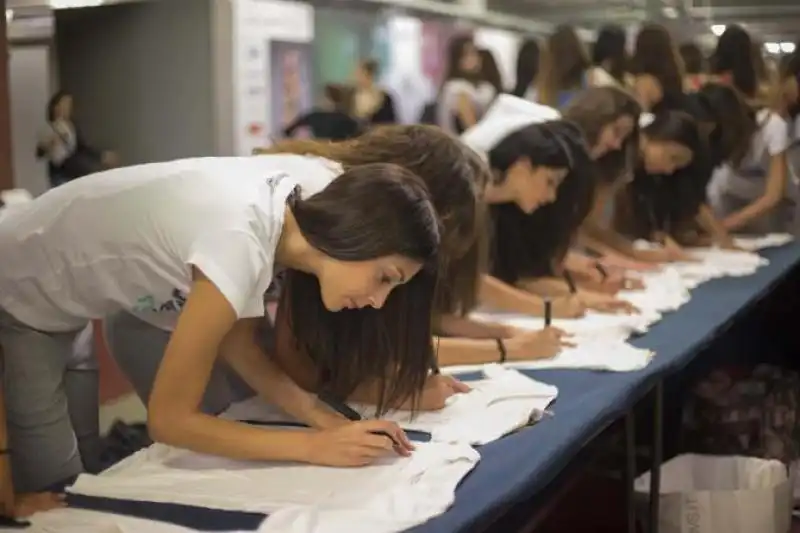 MISS ITALIA LE ASPIRANTI MISS CON LA MAGLIETTA POLEMICA VERSO LAURA BOLDRINI 