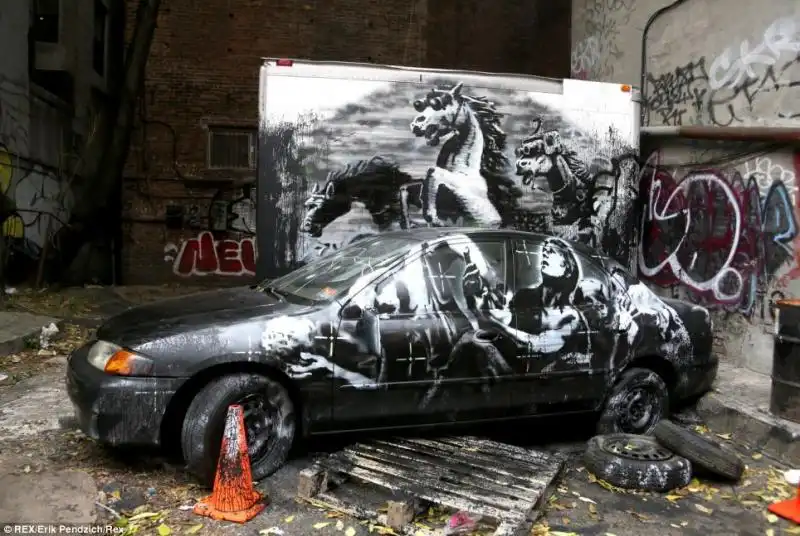 OPERA DI BANKSY A NEW YORK CAVALLI E MORTE IN IRAQ 