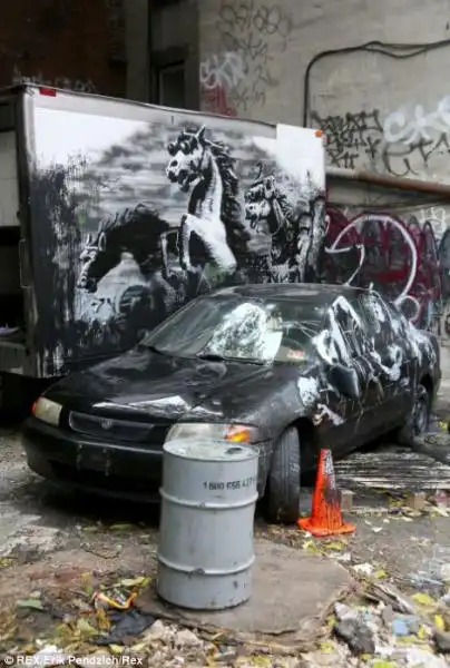 OPERA DI BANKSY A NEW YORK CAVALLI E MORTE IN IRAQ 