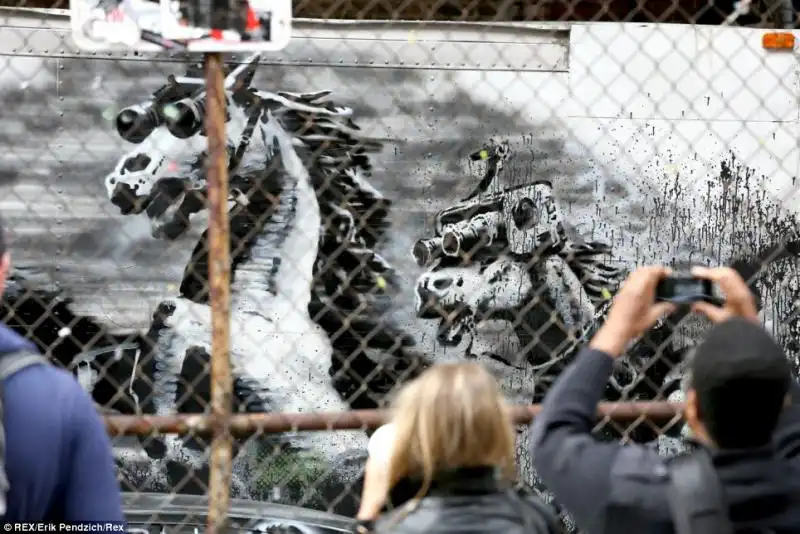 OPERA DI BANKSY A NEW YORK CAVALLI E MORTE IN IRAQ 