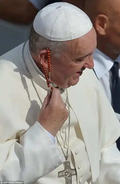 PAPA BERGOGLIO CON IL ROSARIO COME ORECCHINO 