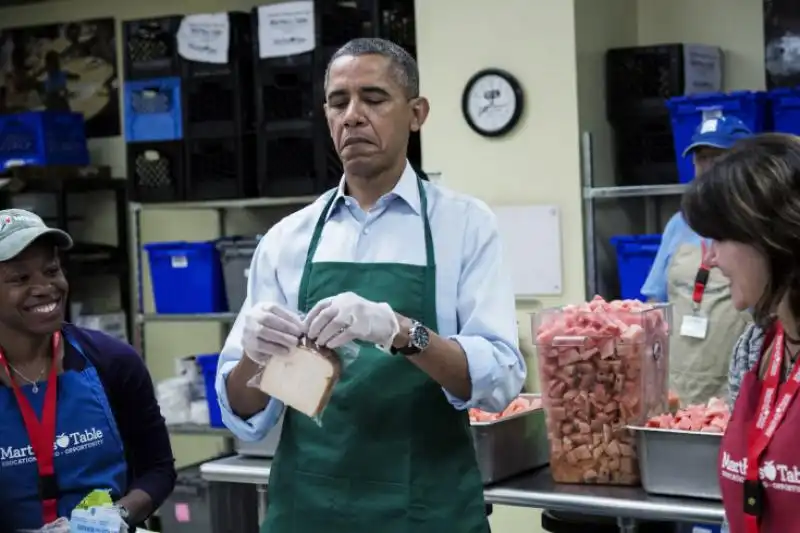 Il presidente degli Stati Uniti Barack Obama aiuta i lavoratori rimasti a casa durante lo shutdown 