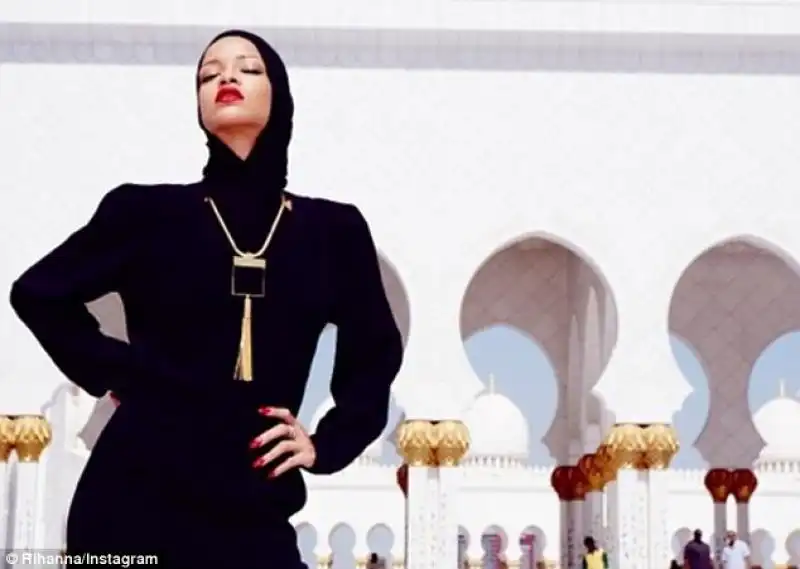 RIHANNA ALLA MOSCHEA DI ABU DHABI 