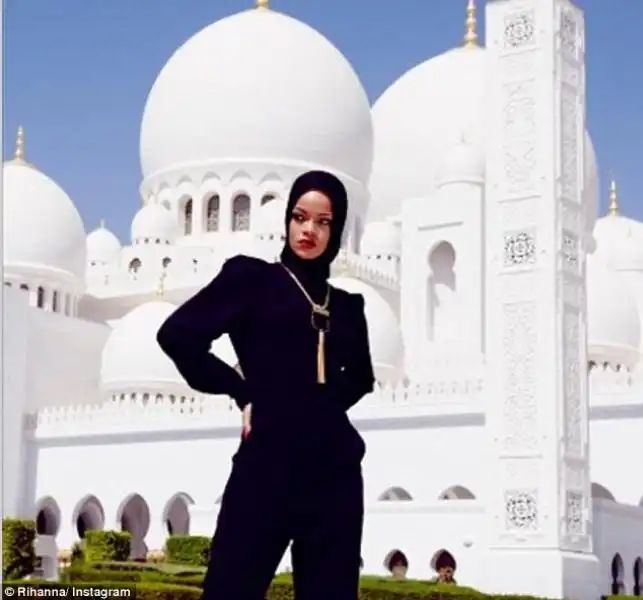 RIHANNA ALLA MOSCHEA DI ABU DHABI 