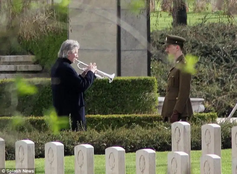 ROGER WATERS AL CIMITERO MILITARE DI CASSINO 