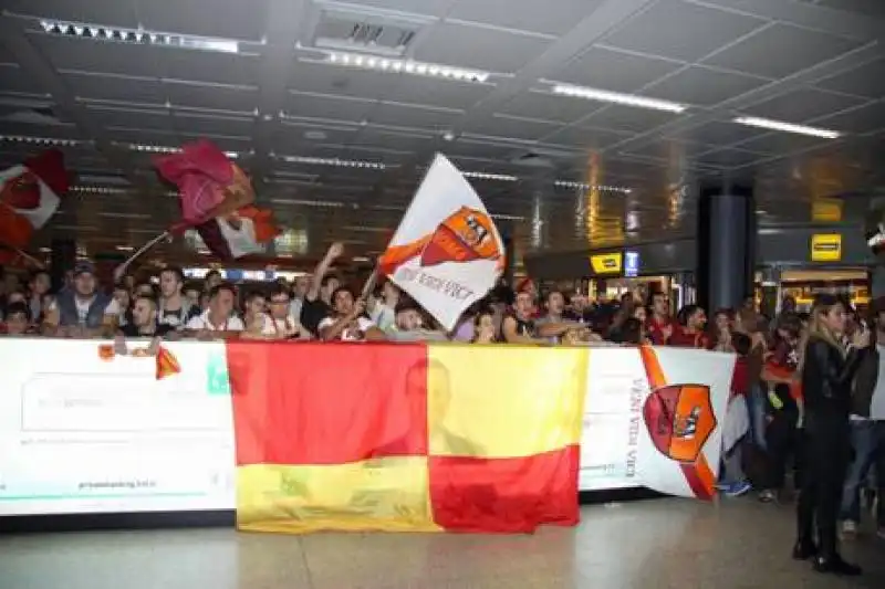 Roma tifosi attendono arrivo squadra a Fiumicino 