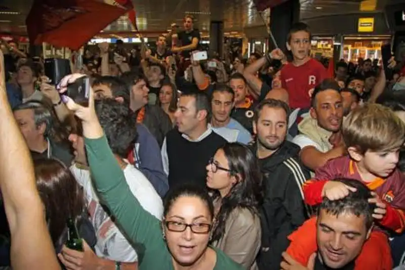 Roma tifosi attendono arrivo squadra a Fiumicino 