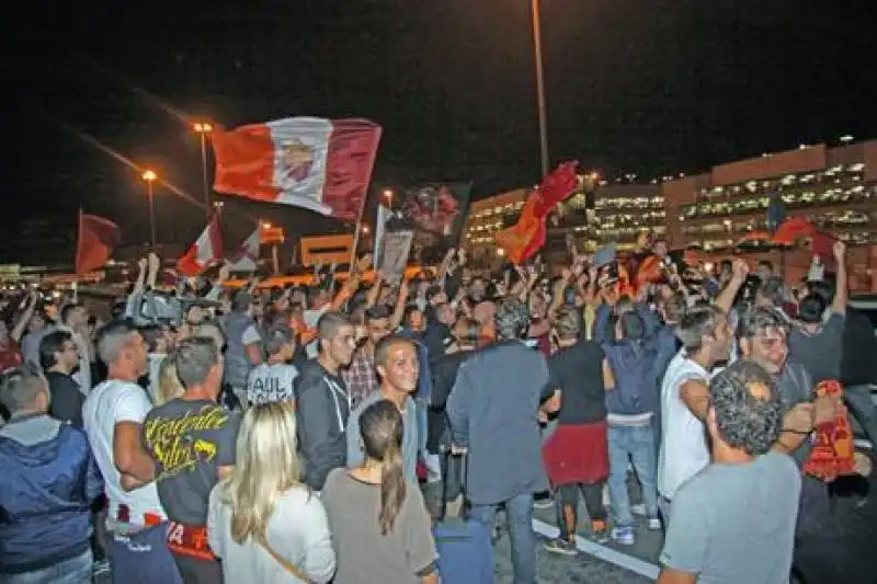 Roma tifosi attendono arrivo squadra a Fiumicino 