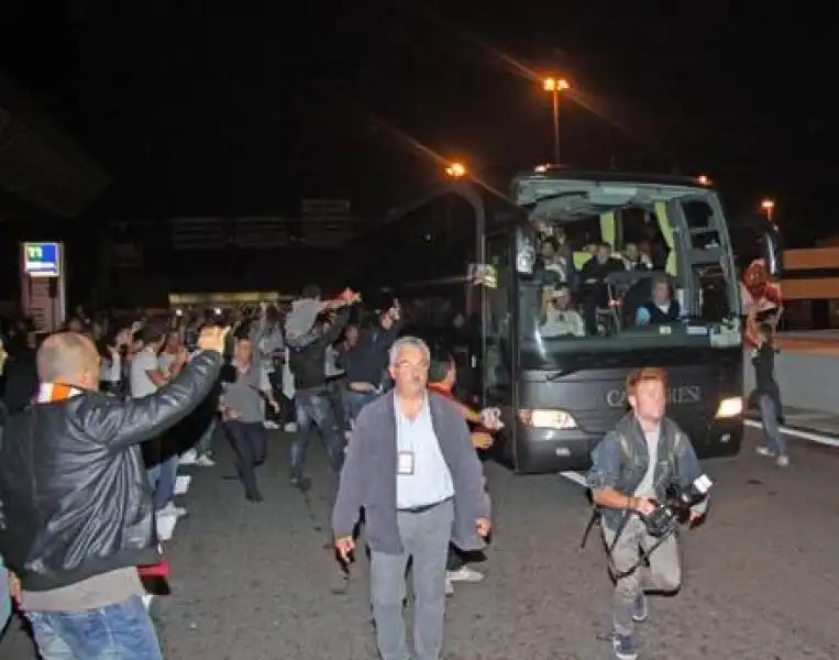 Roma tifosi attendono arrivo squadra a Fiumicino 