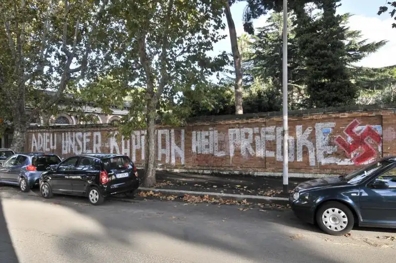 scritta in onore di priebke a roma piazza carlo forlanini 