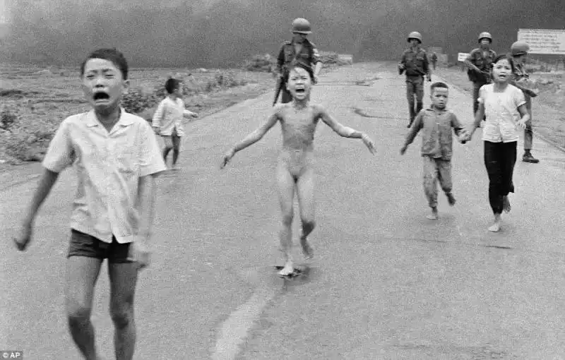 VIETNAM THE REAL WAR BAMBINI FUGGONO DA ATTACCO AL NAPALM 