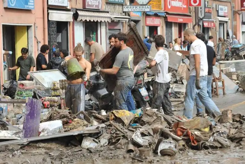 alluvione a genova   i ragazzi spalano il fango  6