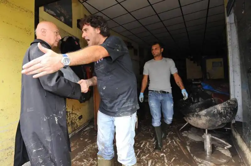 alluvione a genova   il cardinale bagnasco visita gli alluvionati