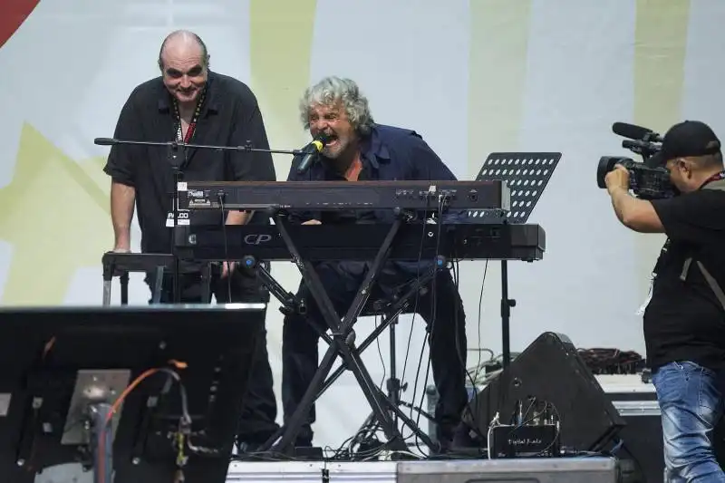 BEPPE GRILLO SUONA E CANTA AL CIRCO MASSIMO 5