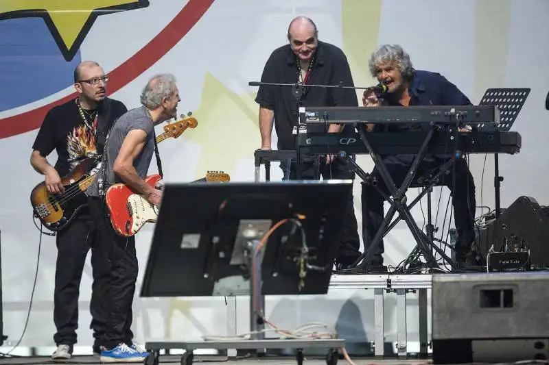 BEPPE GRILLO SUONA E CANTA AL CIRCO MASSIMO