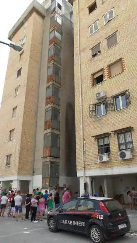 bimba cade da balcone e muore nel napoletano  