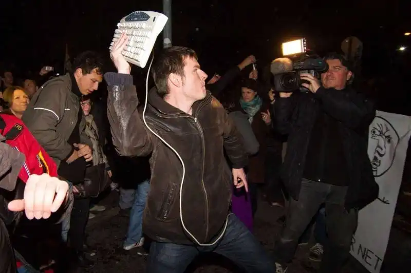  budapest, 26 ottobre 2014: proteste di piazza contro la internet tax decisa dal premier viktor orban 11