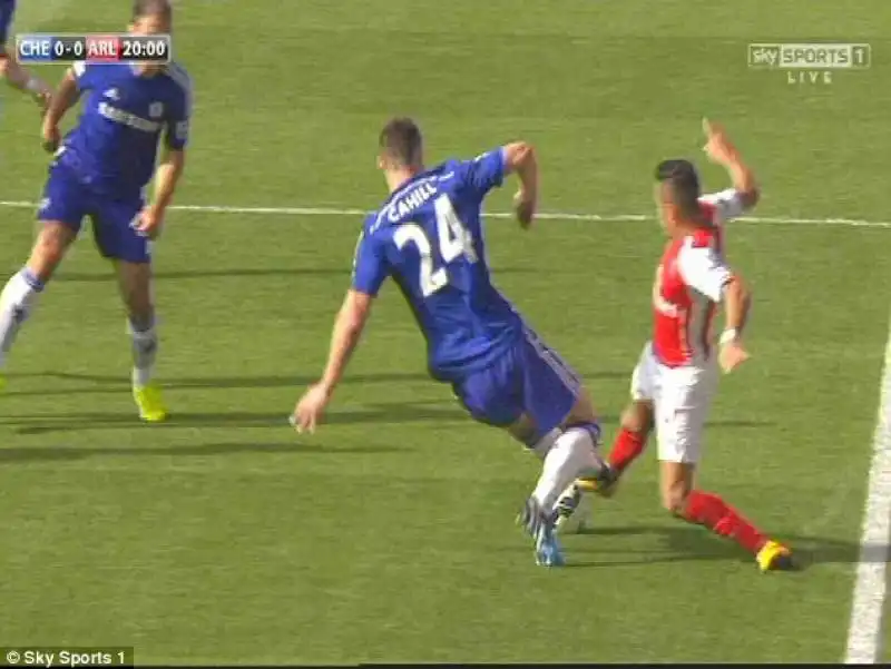 cahill intervento su sanchez che scatena wenger