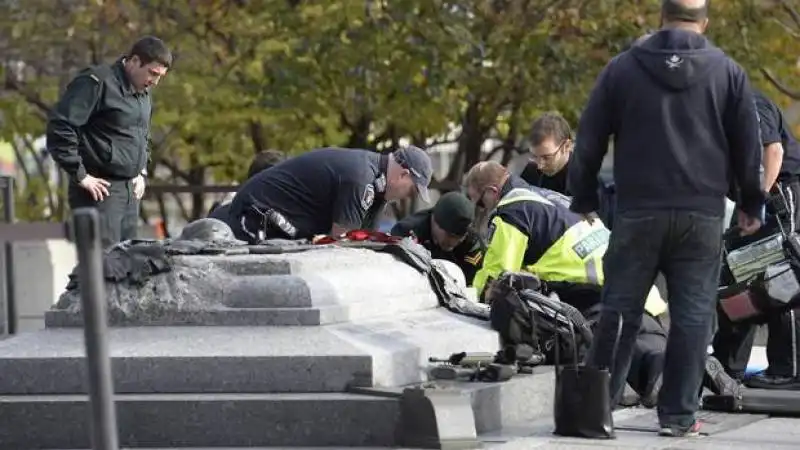 canada un ferito  dalla sparatoria al memoriale di guerra