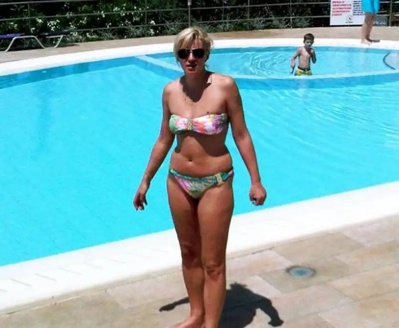 corina cretu in piscina