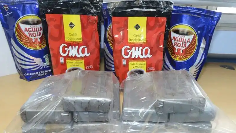 dieci chili di cocaina all aeroporto di charles de gaulle dentro le buste del caffe