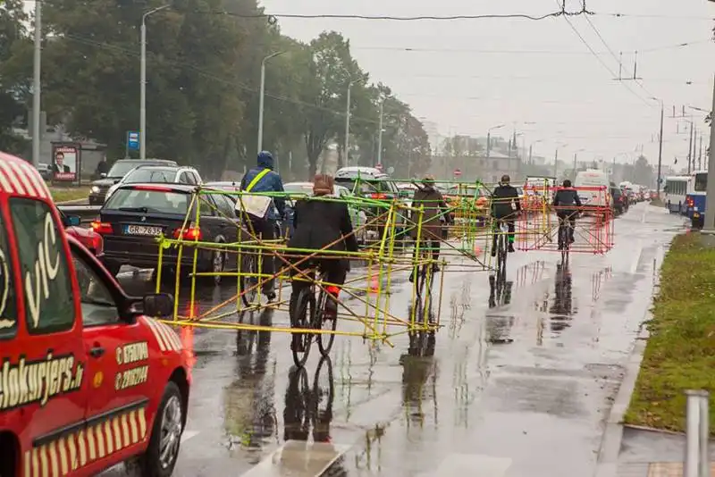 differenza di spazio occupato tra auto e bici 3