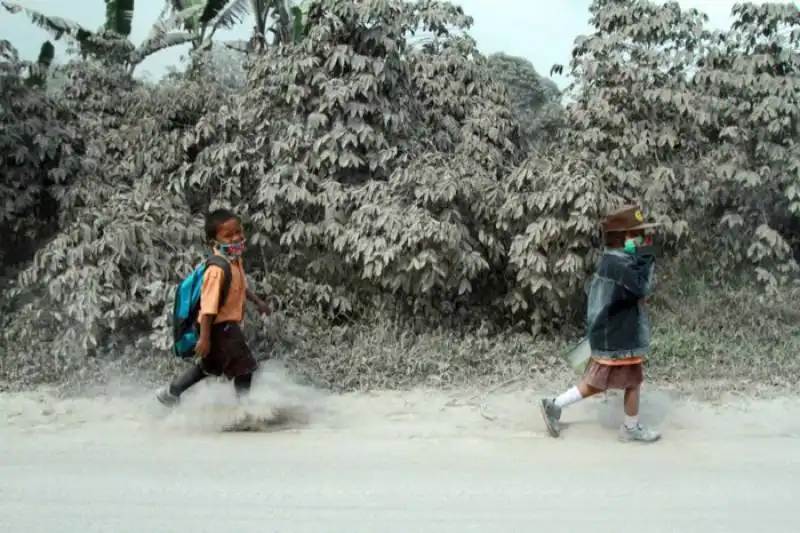 due bambini tra le polveri vulcaniche in indonesia