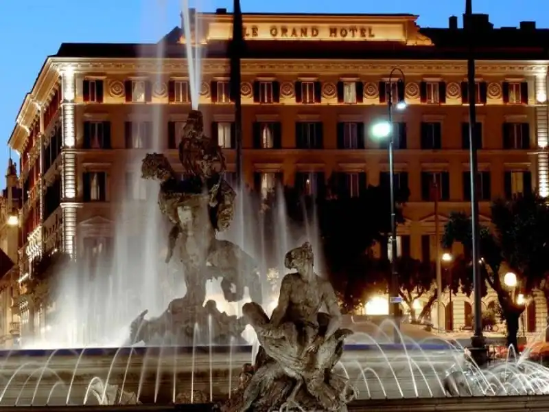 fontana delle naiadi con dietro il grand hotel st regis