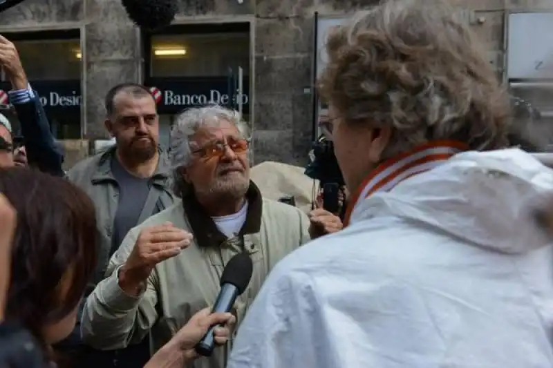 grillo a genova parla con gli alluvionati