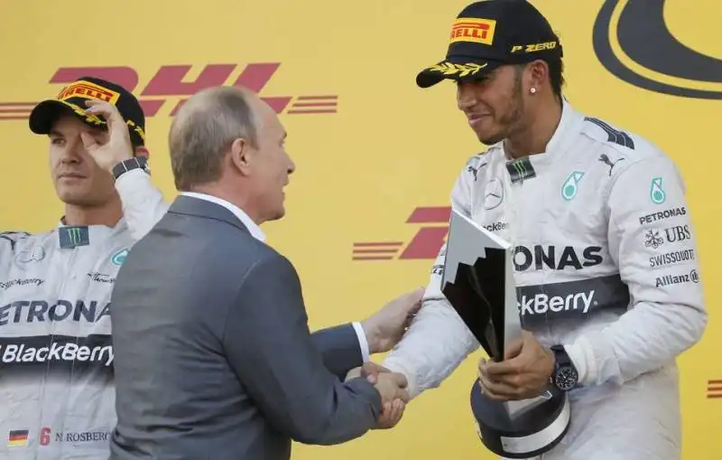 hamilton stringe la mano a putin