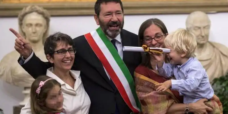 Ignazio Marino con una delle 16 coppie di cui oggi ha trascritto il matrimonio contratto all’estero 