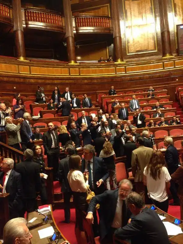 il movimento 5 stelle fa  sospendere la seduta in senato