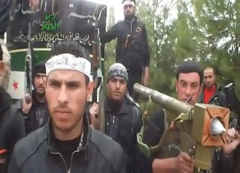 JIHADISTI CON MISSILI ANTI AEREI FN 6