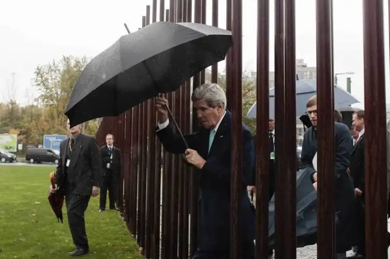 john kerry al sito commemorativo del muro di berlino